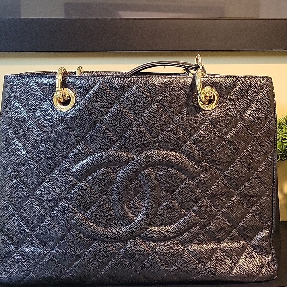 CHANEL gorgeous bag,it's time to have a new home.